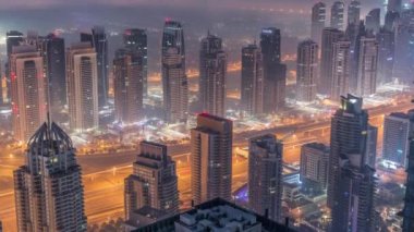 Şeyh Zayed Yolu yakınlarındaki JLT gökdelenleri ve marina kuleleri gece gündüz saatlerinde havalanır. Konut binaları