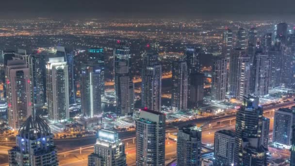 JLT wolkenkrabbers en Dubai jachthaven in de buurt van Sheikh Zayed Road antenne de hele nacht timelapse. Woningbouw — Stockvideo