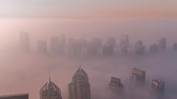 Mrakodrapy JLT a přístavní věže poblíž vzdušného času na Sheikh Zayed Road pokrývala mlha. Rezidenční budovy — Stock video