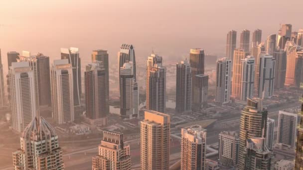 Mrakodrapy JLT a přístavní věže poblíž Sheikh Zayed Road se za úsvitu vznášejí vzduchem. Rezidenční budovy — Stock video