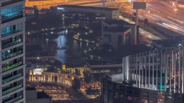 Dubai İnternet Şehir Gölü ve Binaları 'nın hava görüntüsü gece zaman ayarlı