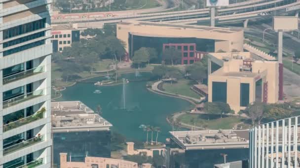 공중에서 본 두 바이 인터넷 시티 호수와 건물 시간 측정 장치 — 비디오