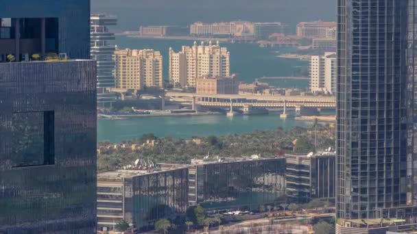 Flygfoto över Dubai Internet City och byggnader timelapse — Stockvideo