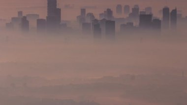 Jumeirah Köyü 'nün hava manzarası. Bölgenin sisli zamanı.