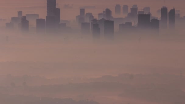 Vista aérea do distrito de Jumeirah Village Circle timelapse com nevoeiro — Vídeo de Stock