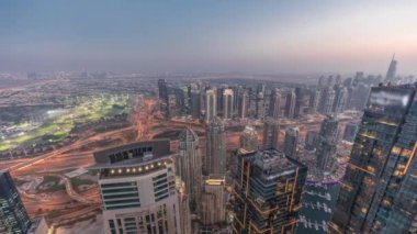 Dubai Marina Panoraması 'nda JLT gökdelenleri ve golf sahası günden geceye zaman çizelgesi, Dubai, Birleşik Arap Emirlikleri.