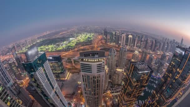 Panorama di Dubai Marina con grattacieli JLT e campo da golf da giorno a notte, Dubai, Emirati Arabi Uniti. — Video Stock