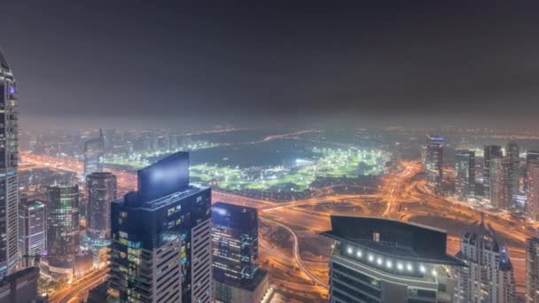 Panorama de Dubai Marina com arranha-céus JLT e campo de golfe noite timelapse, Dubai, Emirados Árabes Unidos. — Vídeo de Stock