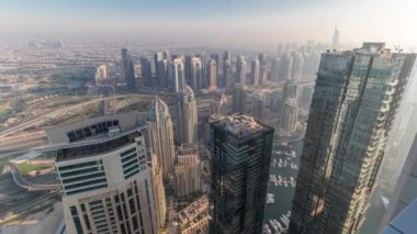 Dubai Marina Panoraması, JLT gökdelenleri ve golf sahası zaman çizelgesi, Dubai, Birleşik Arap Emirlikleri.