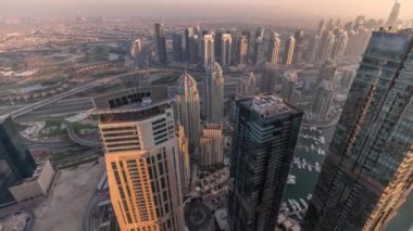 Dubai Marina Panoraması, JLT gökdelenleri ve golf sahası zaman çizelgesi, Dubai, Birleşik Arap Emirlikleri.