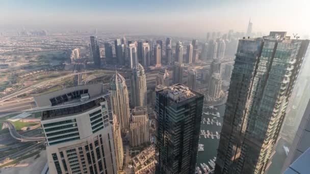 Panorama dubajského přístavu s mrakodrapy JLT a golfovým hřištěm timelapse, Dubaj, Spojené arabské emiráty. — Stock video