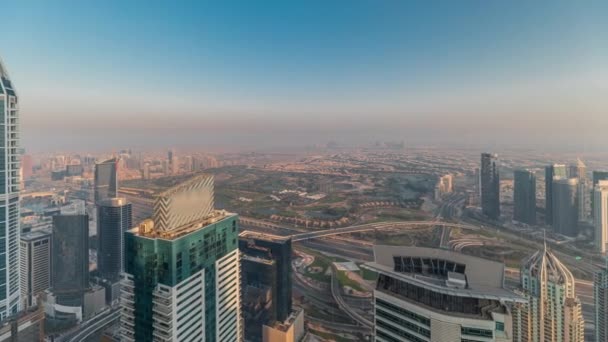 Panorama dubajského přístavu s mrakodrapy JLT a golfovým hřištěm timelapse, Dubaj, Spojené arabské emiráty. — Stock video