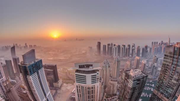 Panorama de Dubai Marina avec gratte-ciel JLT et terrain de golf pendant le lever du soleil timelapse, Dubai, Émirats arabes unis. — Video