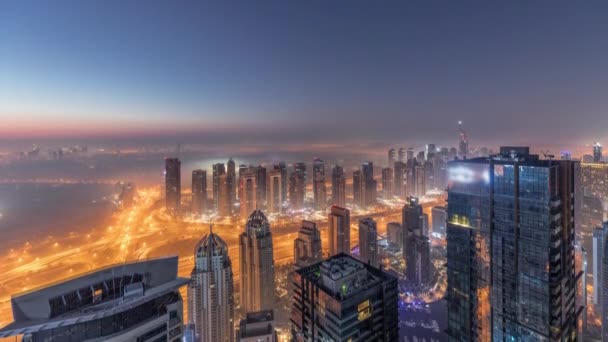 Panorama de Dubai Marina com arranha-céus JLT e campo de golfe noite a dia timelapse, Dubai, Emirados Árabes Unidos. — Vídeo de Stock