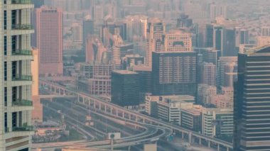 Dubai Havacılık Manzarası Al Barsha Tepeleri ve Yeşiller Bölgesi zaman dilimini gösteriyor