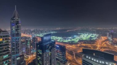 Golf Kulübü, oteller ve yerleşim alanları ile hava çizgisi Dubai 'deki çölde gece zaman çizelgesi, BAE, üst manzara