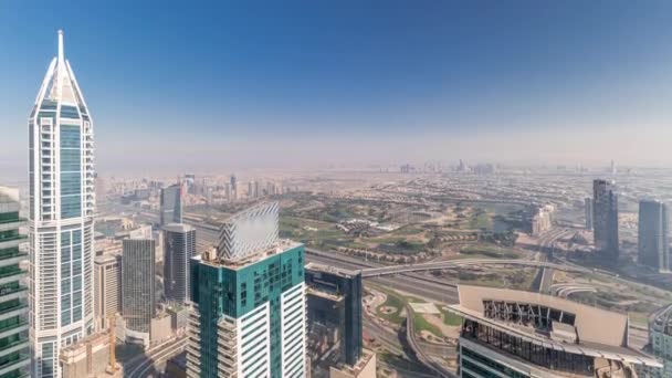 Skyline aéreo con Golf Club, hoteles y zonas residenciales lejos en el desierto en Dubai timelapse, Emiratos Árabes Unidos, vista superior — Vídeo de stock