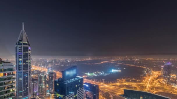 Εναέρια ορίζοντα με Golf Club, ξενοδοχεία και κατοικημένες περιοχές μακριά στην έρημο στο Ντουμπάι όλη τη νύχτα timelapse, ΗΑΕ, κορυφαία άποψη — Αρχείο Βίντεο
