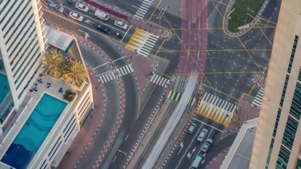 Vista aérea de una intersección de carreteras entre rascacielos en una gran ciudad timelapse. — Vídeo de stock