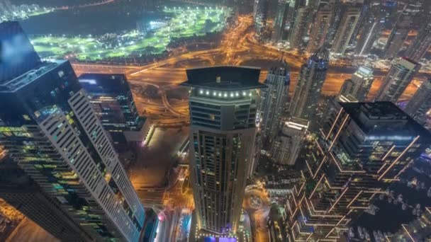 Mire hacia abajo vista aérea de una intersección de carreteras entre rascacielos en una gran ciudad timelapse. — Vídeo de stock