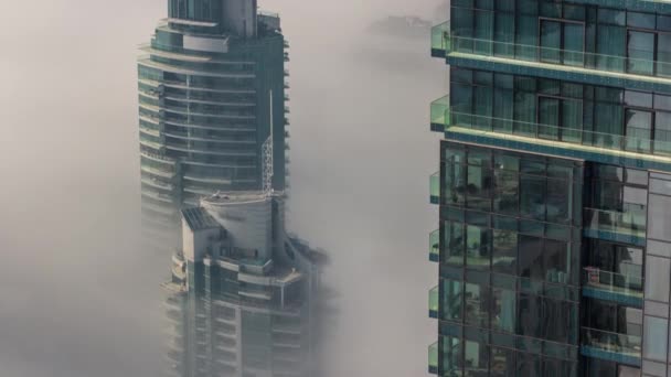 Nevoeiro de inverno raro no início da manhã acima do horizonte e arranha-céus da Marina do Dubai. — Vídeo de Stock