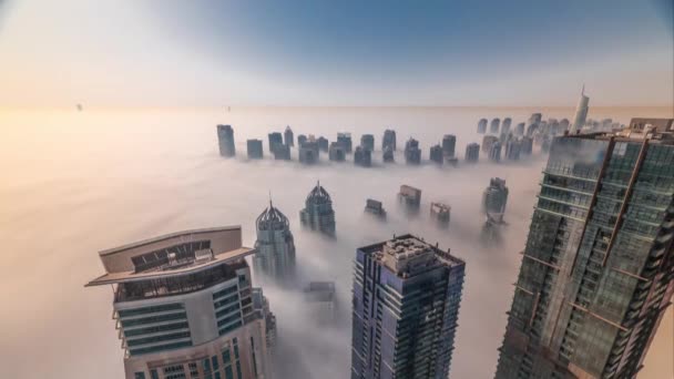 Vzácné časné ranní zimní mlha nad obzorem dubajského přístavu a mrakodrapy střechy vzdušného času. — Stock video
