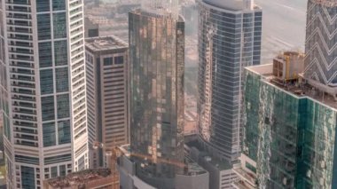 Dubai Medya Şehri 'nde renkli cam pencereli modern binalar, Birleşik Arap Emirlikleri