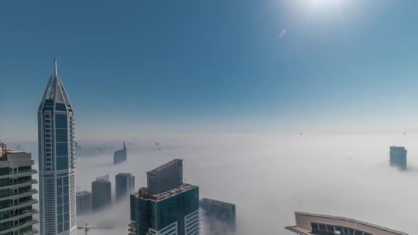 Σπάνια ομίχλη νωρίς το πρωί χειμώνα πάνω από τον ορίζοντα της μαρίνας Ντουμπάι και ουρανοξύστες στέγες εναέρια timelapse. — Αρχείο Βίντεο