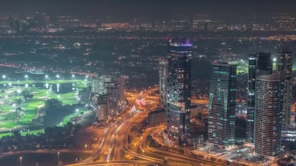 JLT felhőkarcolók golfpályával közel Sheikh Zayed Road légi éjszakai időzóna. Lakóépületek — Stock videók