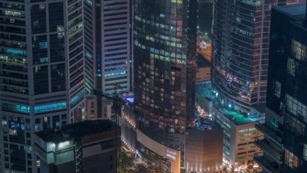Σύγχρονα κτίρια με μπλε βιτρό παράθυρα λάμπουν τη νύχτα στο Dubai Media City timelapse, Ηνωμένα Αραβικά Εμιράτα — Αρχείο Βίντεο