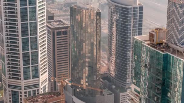 阿拉伯联合酋长国迪拜媒体城经过的带有彩色彩色玻璃窗户的现代建筑 — 图库视频影像