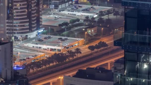 Aparcamiento para vehículos ligeros noche timelapse en Dubai barrio residencial de lujo, vista aérea desde arriba. — Vídeo de stock