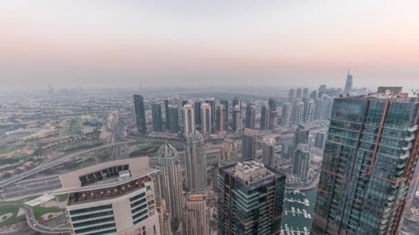 Panorama van Dubai Marina met JLT wolkenkrabbers dag tot nacht timelapse, Dubai, Verenigde Arabische Emiraten. — Stockvideo