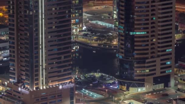 Parkering för lätta fordon natten timelapse i Dubai lyx bostadsområde, antenn utsikt uppifrån. — Stockvideo