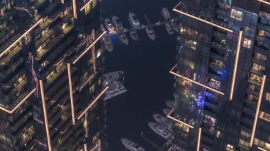 Modern gökdelenler, hava zaman çizelgeleri ve Dubai Marina 'nın gece aydınlatmalı su iskelesi, Birleşik Arap Emirlikleri