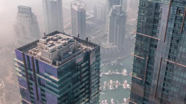 Modern gökdelenler, hava zaman çizelgeleri ve Dubai Marina 'nın su iskelesi sabah puslu, Birleşik Arap Emirlikleri — Stok video