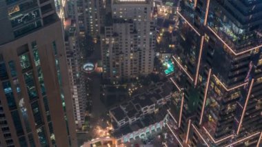 Yukarıdan Dubai gökdelenleri perspektif zaman çizelgesine bakar. Dubai Marina hava görüntüsü