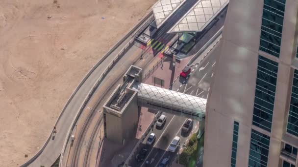 Estación de tranvía en Dubai Marina con puente peatonal timelapse aéreo — Vídeos de Stock