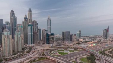 Dubai Marina karayolu kavşağı spagetti kavşağı günden geceye zaman kavşağı