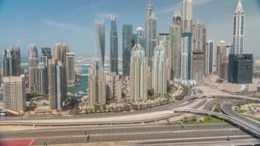 Dubai Marina 'nın gökdelenleri Sheikh Zayed Yolu' nun kesiştiği yerde tüm gün boyunca en yüksek konutlu binalar var.