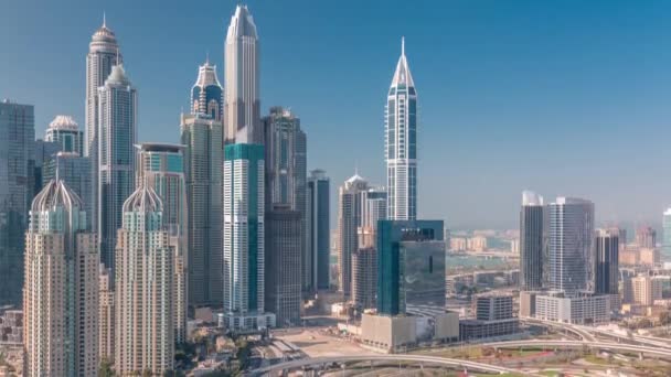 Skyskrapor i Dubai Marina nära korsningen på Sheikh Zayed Road med högsta bostadshus timelapse — Stockvideo