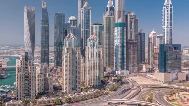 Rascacielos de Dubai Marina cerca de la intersección en Sheikh Zayed Road con los edificios residenciales más altos timelapse — Vídeo de stock