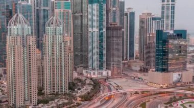 Dubai Marina 'nın gökdelenleri Sheikh Zayed Yolu' ndaki kavşağın yakınında. Günbegün en yüksek konut binaları, gece gündüz.