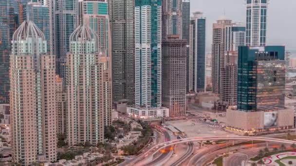 Dubai Marina felhőkarcolói a Sheikh Zayed Road-on, a legmagasabb lakóépületekkel való kereszteződés közelében, nap mint nap. — Stock videók