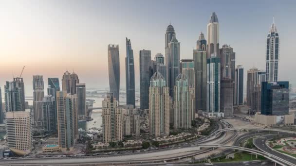 Arranha-céus de Dubai Marina perto de cruzamento na Sheikh Zayed Road com edifícios residenciais mais altos dia a noite timelapse — Vídeo de Stock