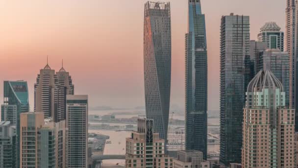 Drapacze chmur Dubai Marina przy skrzyżowaniu Sheikh Zayed Road z najwyższymi budynkami mieszkalnymi w dzień i w nocy — Wideo stockowe
