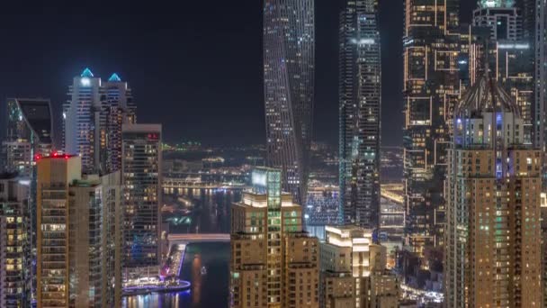 Rascacielos de Dubai Marina cerca de la intersección en Sheikh Zayed Road con los edificios residenciales más altos noche timelapse — Vídeos de Stock