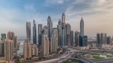 Şeyh Zayed Yolu yakınlarındaki Dubai Marina 'nın gökdelenleri sabah saatlerinde en yüksek konutlu binalar.