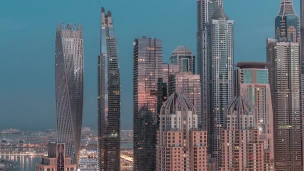 Wolkenkrabbers van Dubai Marina bij kruising op Sheikh Zayed Road met hoogste residentiële gebouwen nacht tot dag timelapse — Stockvideo