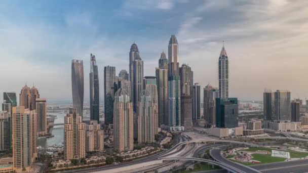 Mrakodrapy Dubai Marina poblíž Sheikh Zayed Road s nejvyšší obytné budovy ranní čas — Stock video